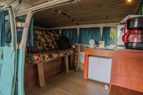 Η κουζίνα ή μικρή κουζίνα στο Quinta do Vale - Kombi Home: Lago, escorrega, cascata, piscina, fogo de chão