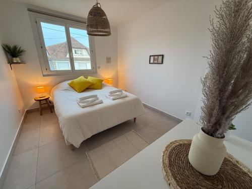 une chambre avec un lit et une fenêtre dans l'établissement Magnifique T3 proche Paris & Disneyland, à Ozoir-la-Ferrière