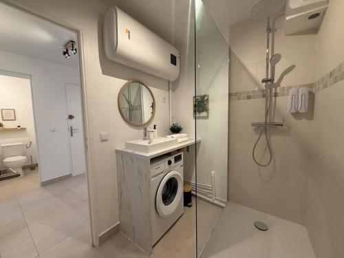une salle de bains avec lave-linge et lavabo dans l'établissement Magnifique T3 proche Paris & Disneyland, à Ozoir-la-Ferrière