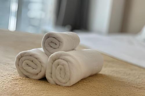 a pile of toilet rolls sitting on the floor at Saint Moritz, bom gosto e estilo in Brasilia