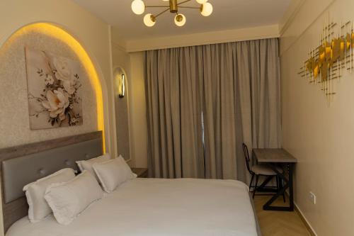 Postel nebo postele na pokoji v ubytování ADASHA Homes