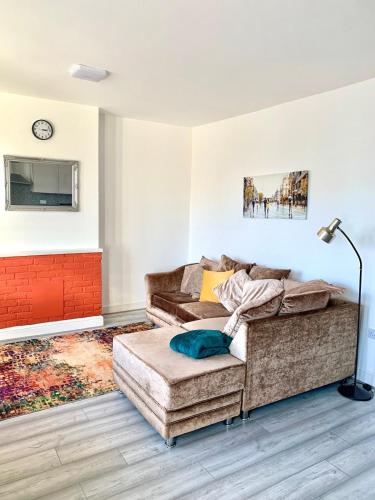 a living room with a couch and a lamp at home from home 2 bed flat in Kingston upon Thames