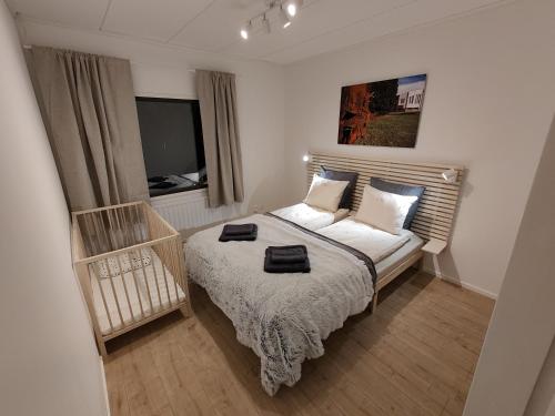 Postel nebo postele na pokoji v ubytování Arctic Aurora Villa with a Lappish Grill Hut - Northern Lights and Private Sledding Hill in the Backyard, in the Hometown of Santa Claus, Rovaniemi