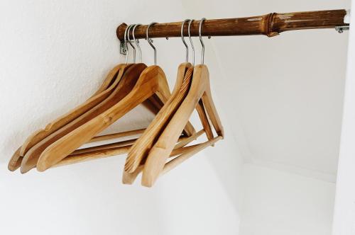 a group of wooden hangers hanging from a wall at B&B Whanau, vlakbij Lemmer in Rutten