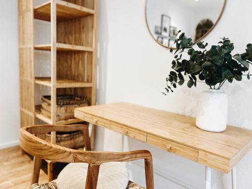 a room with a wooden table and a mirror at B&B Whanau, vlakbij Lemmer in Rutten