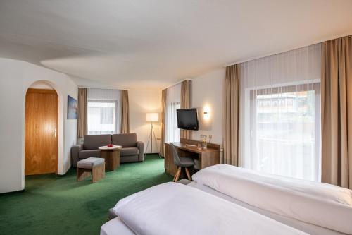 Ένα ή περισσότερα κρεβάτια σε δωμάτιο στο Hotel Dachstein