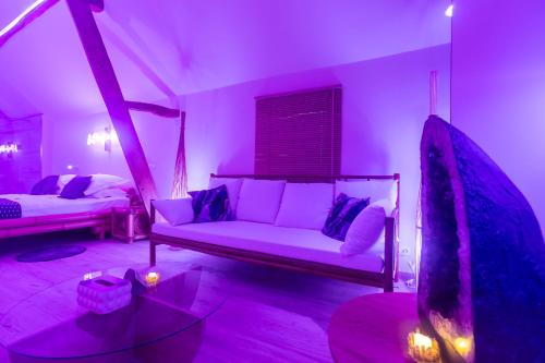 CrisnéeL'Améthyste的客厅里有一张白色的沙发和一张桌子