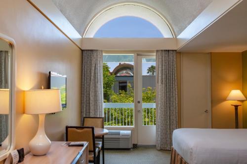 una habitación de hotel con una cama y una ventana en Howard Johnson by Wyndham Anaheim Hotel & Water Playground, en Anaheim