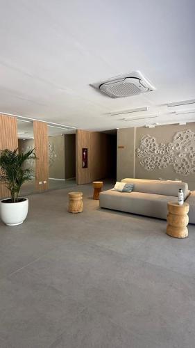 une grande pièce avec un lit et quelques tables dans l'établissement Increíble Dpto en Costa del Este con vista al mar, à Costa del Este