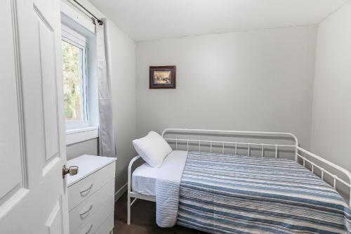 Un pat sau paturi într-o cameră la Pittsburgh 3BR House • TV • AC • Parking