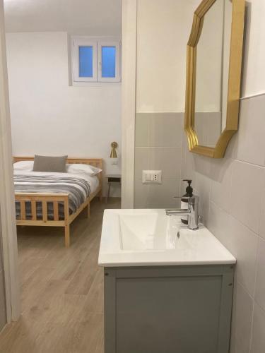 ein Badezimmer mit Waschbecken und Bett in der Unterkunft B&B La Fenice in Chieti