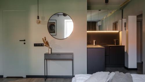 une salle de bain avec un lavabo et un miroir dans l'établissement Apartamenty Old House Casino Koszarowa 1, à Wrocław