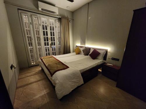 Postel nebo postele na pokoji v ubytování Twilight Villa ll Swimming Pool ll AC ll BBQ ll 2BHK