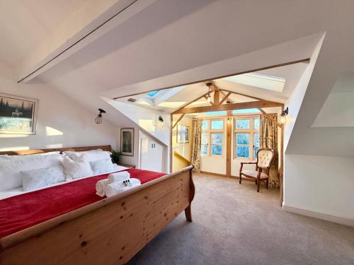 Postel nebo postele na pokoji v ubytování Holly Cottage - Countryside Charm