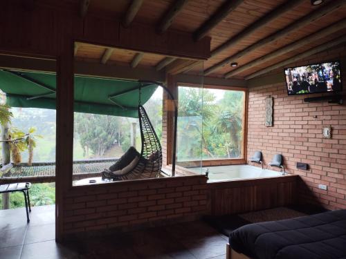 Μια τηλεόραση ή/και κέντρο ψυχαγωγίας στο Glamping Cabaña Pacha Neusa