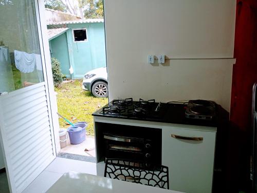 Cuisine ou kitchenette dans l'établissement Recanto Aurora de Bombinhas