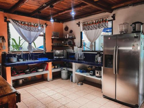 Η κουζίνα ή μικρή κουζίνα στο Lodge Mar y Sol