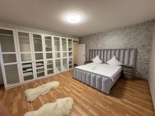 un dormitorio con una cama con sábanas y almohadas blancas en GT Loft - Haut de Gamme - Parking Gratuit - Moderne & Spacieux - Commerces à Proximité, en Bischheim
