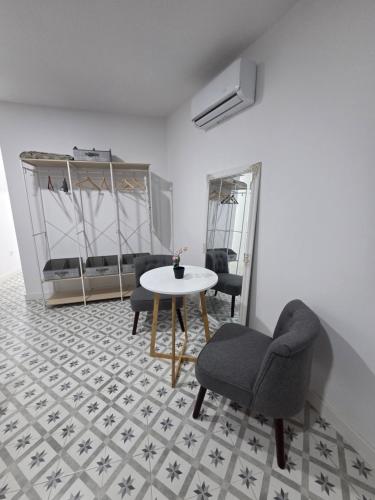 a room with a table and two chairs and a table and a table and chairs at Las Casitas de Jisa in Talavera de la Reina