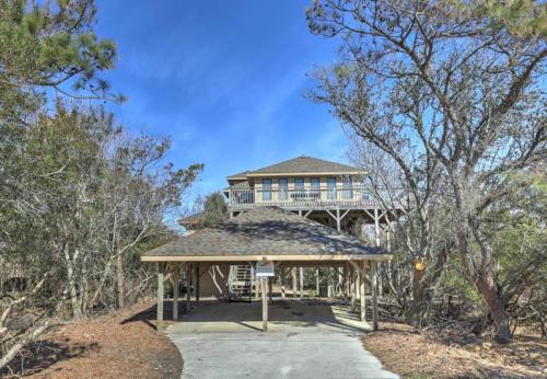 ein Pavillon mit einem Gebäude darauf in der Unterkunft 1100 - La Maison De Geezer in Corolla
