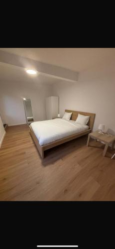 Giường trong phòng chung tại Luxury 3-Bedroom Residence with Beautiful Garden Space