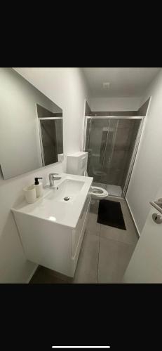 Phòng tắm tại Luxury 3-Bedroom Residence with Beautiful Garden Space