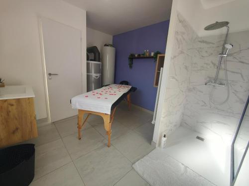 Koupelna v ubytování Un amour passionnel,love room,15 min du zoo,balnéo XL privatisée et disponible toute l'année ,piscine couverte et chauffée d'avril à fin septembre à partager avec d'autres logements et elle est privatisée de 20h à 22h