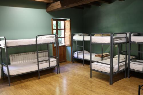 Ένα ή περισσότερα κρεβάτια σε δωμάτιο στο Albergue-Refugio Sargantana