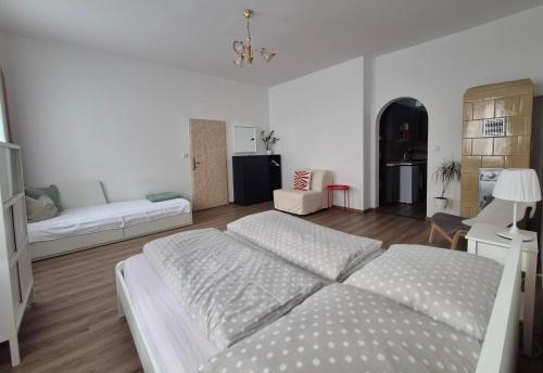 ein Schlafzimmer mit Bett und ein Wohnzimmer in der Unterkunft Klidný apartmán v rodinném domě v blízkosti centra in Nový Jičín