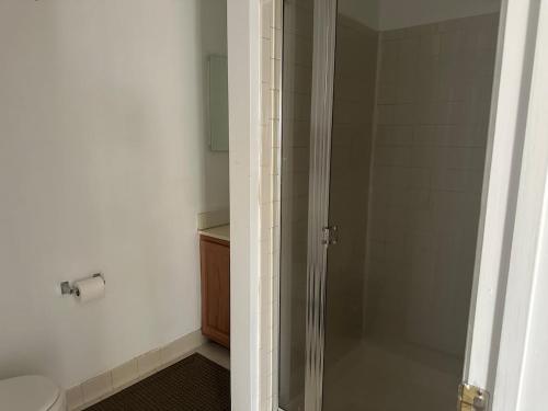 Ένα μπάνιο στο Studio with private entrance, bathroom in Laurel and columbia