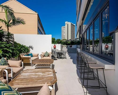een patio met banken en tafels in een gebouw bij Azure View One-Bed in Gold Coast