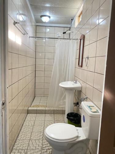 a bathroom with a toilet and a sink at Hostal Casa Vieja in Matagalpa