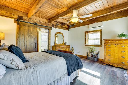 Giường trong phòng chung tại Hike and Relax Fireside Peaceful Gem in Soddy-Daisy