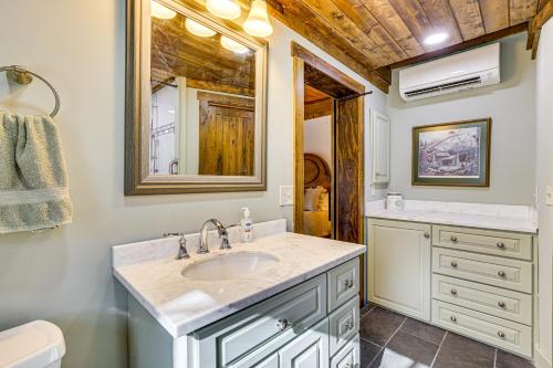 Phòng tắm tại Hike and Relax Fireside Peaceful Gem in Soddy-Daisy