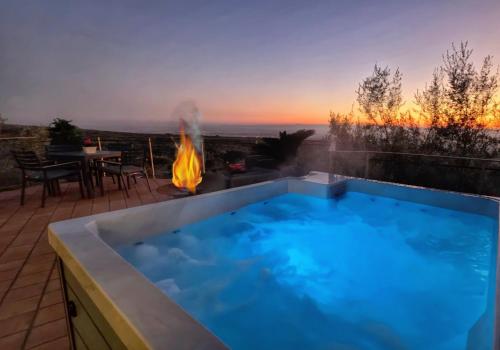 Πισίνα στο ή κοντά στο Rahal Luxury - Private Heated Jacuzzi & Infinity Pool