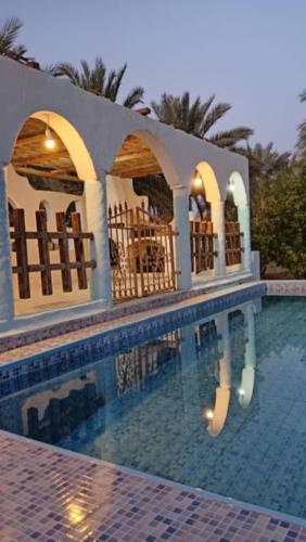 Maison authentique au cœur des oasis في غرداية: بيت فيه مسبح وسط