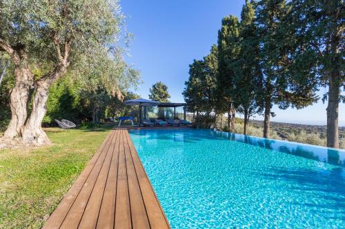 Bazén v ubytování Rahal Luxury - Private Heated Jacuzzi & Infinity Pool nebo v jeho okolí