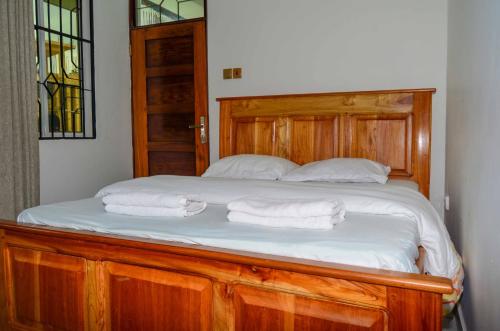 En eller flere senge i et værelse på Chaga African Home