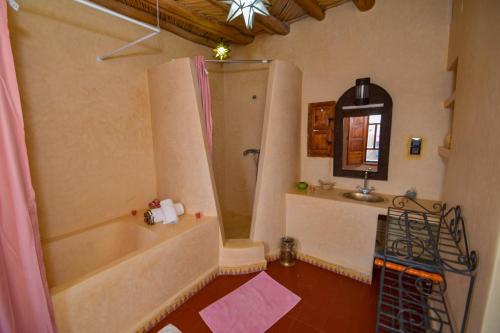 ein Badezimmer mit Badewanne, Dusche und Waschbecken in der Unterkunft Bluegreen Guest House Marrakech in Aït Amara