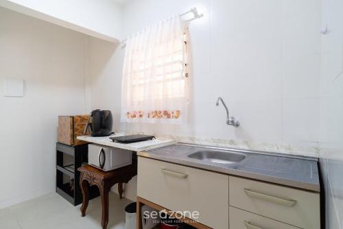a small kitchen with a sink and a window at Aptos completos com localização privilegiada no coração de Floripa – CSNs in Florianópolis