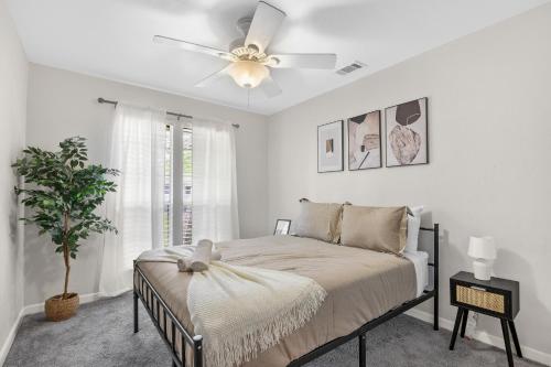Ένα ή περισσότερα κρεβάτια σε δωμάτιο στο Modern 3BR Austin Stay Sleeps 8 Free Parking