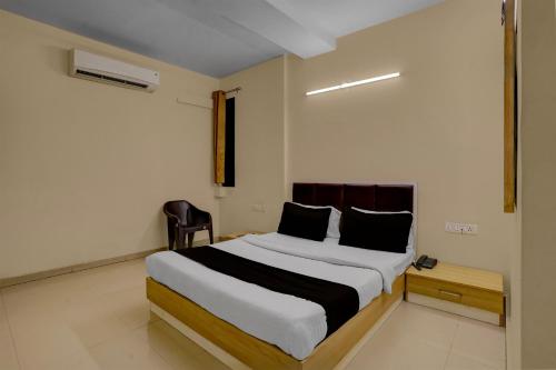 Ένα ή περισσότερα κρεβάτια σε δωμάτιο στο Hotel O Vapi GIDC Formerly Zion Inn