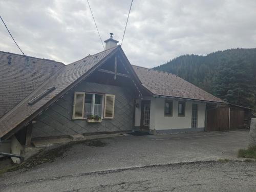 a small house with a roof with a window at Gästehaus in ruhiger Lage zum Entspannnen in Sankt Kathrein am Offenegg