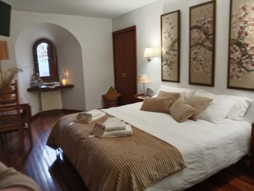 ein Schlafzimmer mit einem Bett mit zwei Handtüchern darauf in der Unterkunft Casa Rural Erletxe in Laguardia