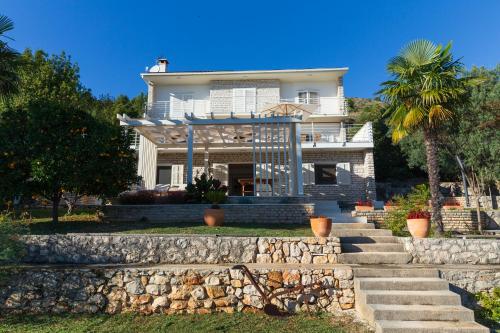 Secret Garden Barada Beach Apartment