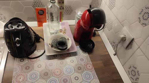 eine Küchentheke mit Kaffeemaschine und Mixer in der Unterkunft Courtyard Studio in Oradea