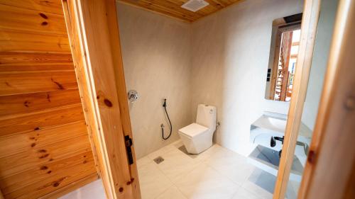 Ένα μπάνιο στο أكواخ السحاب