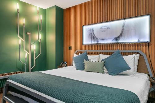 a bedroom with a large bed with green walls at Casa Prim Hotel Boutique in Mexico City