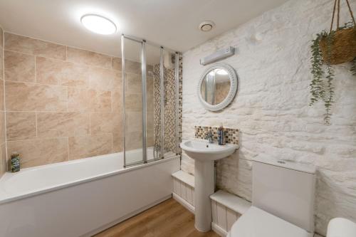 ein Badezimmer mit Waschbecken, Badewanne und Dusche in der Unterkunft The Henloft Cotswolds Farm Stay With Pool in Lechlade