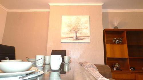 Spacious 3 Bedrooms 7 Beds Maisonette with 1 Bathroom 1WC 4 Smart TV's with Adaptable Lounge Area Tram access near Salford Quays and MCR City Centre photo 11